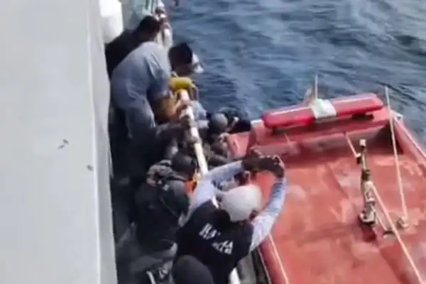 Bakti Kemanusiaan di Perairan Talise: Puskesmas Laut Pemkab Minut Heroik Evakuasi Korban KM Barcelona VA