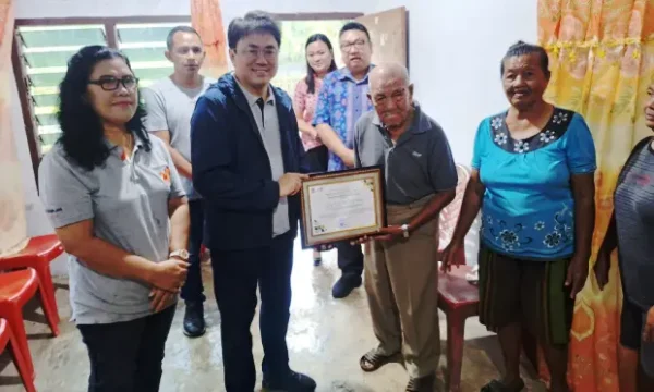 Hujan Deras Tak Halangi Andrei Angouw Sambangi Warga Mapanget dan Tinjau Proyek Infrastruktur 8 Hujan Deras Tak Halangi Andrei Angouw Sambangi Warga Mapanget dan Tinjau Proyek Infrastruktur