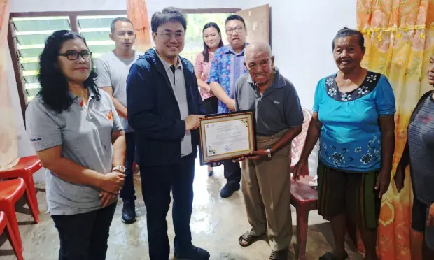 Hujan Deras Tak Halangi Andrei Angouw Sambangi Warga Mapanget dan Tinjau Proyek Infrastruktur