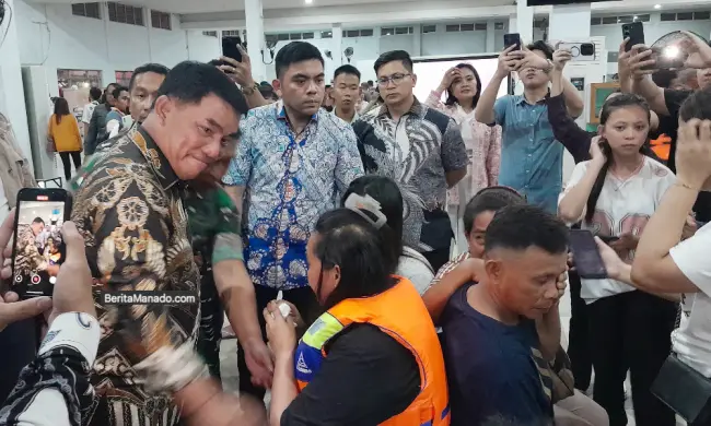 Gubernur Yulius Selvanus dari Siang sampai Malam Pimpin Evakuasi dan Dampingi Korban KM Barcelona V