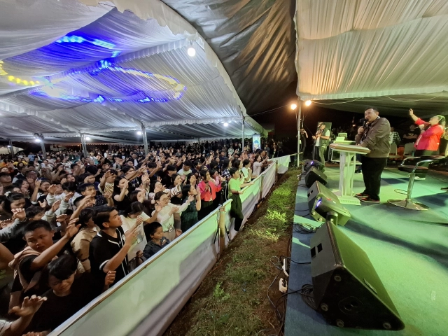 Pendeta Gilbert Lumoindong Bakar Semangat Ribuan Kaum Muda GGP di Tomohon