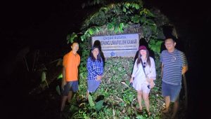 Jihan Tuyu Jelajahi Goa Jepang 50 Kamar Kawangkoan di Malam Hari