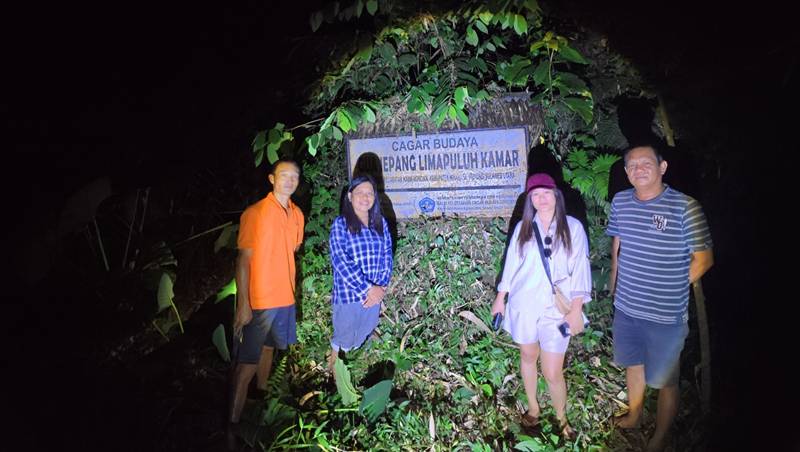 Jihan Tuyu Jelajahi Goa Jepang 50 Kamar Kawangkoan di Malam Hari