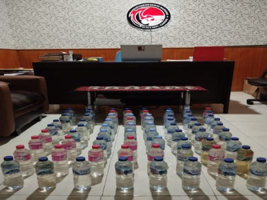 Dipimpin IPTU Hevry Samson, Satresnarkoba Sangihe Sita Puluhan Botol Miras Ilegal 8 Dipimpin IPTU Hevry Samson, Satresnarkoba Sangihe Sita Puluhan Botol Miras Ilegal