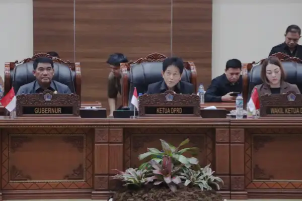 Rapat Paripurna DPRD: Gubernur Yulius Selvanus Perjelas Arah Pembangunan Lima Tahun Dalam RPJMD