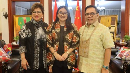 Ini Cara Maya Rumantir Perkenalkan Dinamika Dunia Internasional kepada Kiara Hutasoit