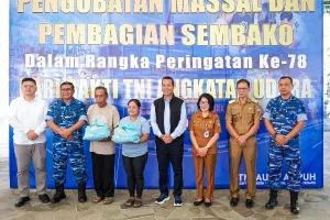 Pegadaian dan TNI AU Hadirkan Layanan Kesehatan, Sembako serta Edukasi Keuangan di Pesisir Manado