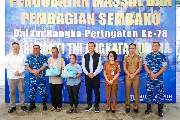 Pegadaian dan TNI AU Hadirkan Layanan Kesehatan, Sembako serta Edukasi Keuangan di Pesisir Manado