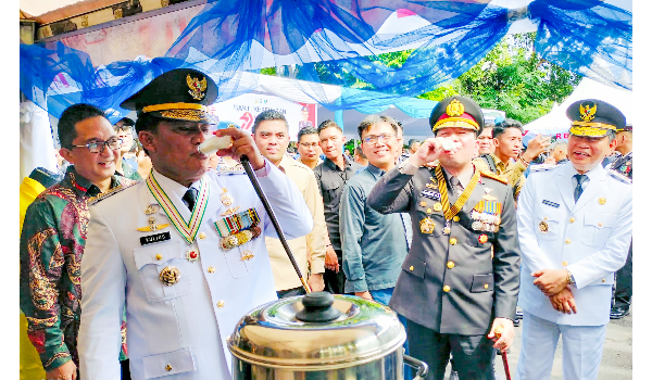 Yulius Selvanus dan Irjen Pol Roycke Langie Cicipi Susu Kambing di Booth PT MSM-TTN
