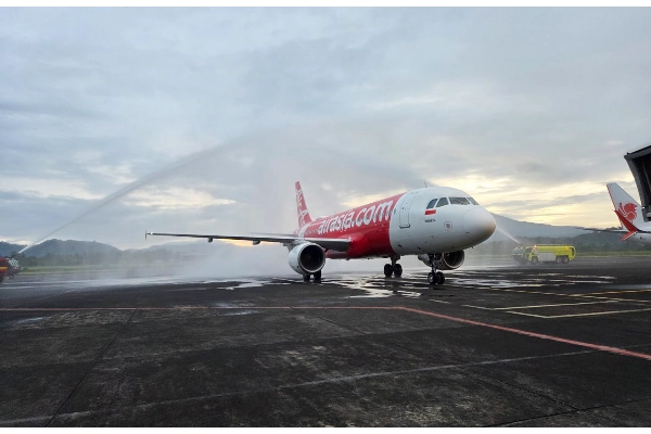 Rute Manado-Jakarta Resmi Dimulai, AirAsia Disambut Water Salute di Bandara Sam Ratulangi