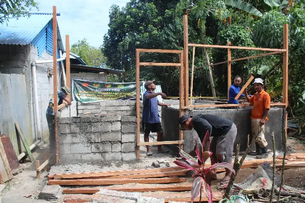 Satgas TMMD Kodim 1309/Manado Semangat Bangun Rumah Warga Meski Cuaca Panas