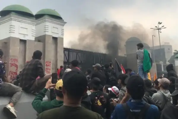 Tembok Gedung DPR Jadi Sarana Penyampaian Pesan Pedas Mahasiswa Sebagai Bentuk Protes