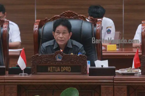 Fransiscus Silangen Beri Wejangan ke Mahasiswa yang Menyelesaikan Magang di DPRD Sulut