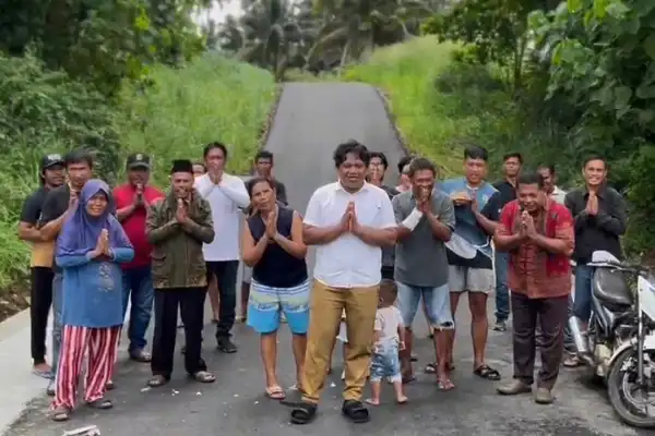 Joune Ganda Tunaikan Janji Kampanye, Warga Tontalete Rok-rok dan Watudambo Bahagia Akses Jalan Mulus