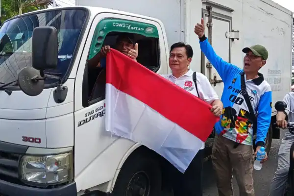 Gubernur Yulius Selvanus Kobarkan Semangat Merah Putih