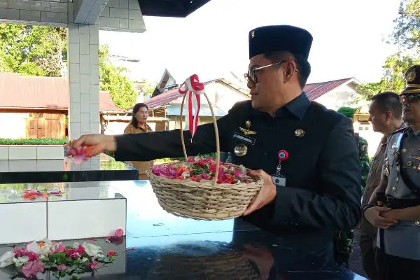 Joune Ganda Pimpin Ziarah ke Makam Maria Walanda Maramis, Ajak Generasi Muda Lanjutkan Perjuangan