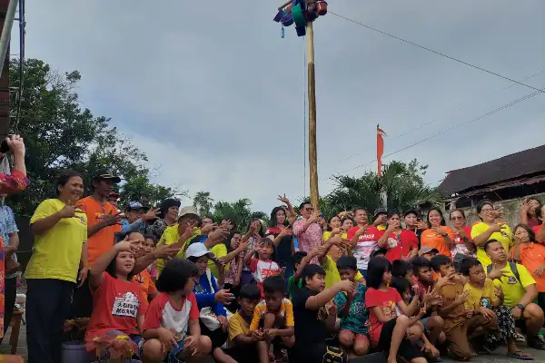 Joune Ganda Tutup Perayaan HUT RI ke-80 di Desa Kaima, Lomba Rampasan Jadi Simbol Kebersamaan