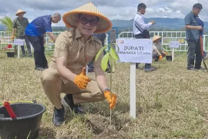 Bupati Joune Ganda Tanam Pohon untuk Lingkungan di Bendungan Kuil Kawangkoan