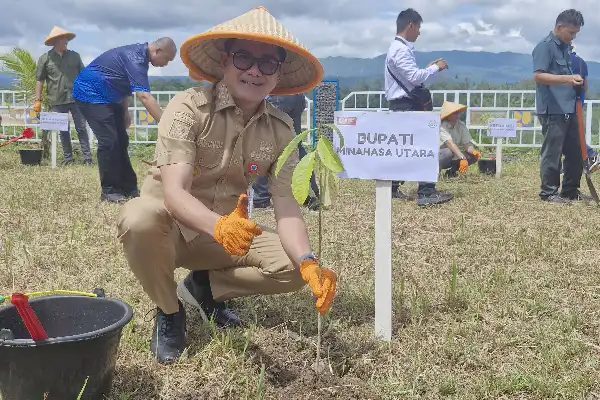 Bupati Joune Ganda Tanam Pohon untuk Lingkungan di Bendungan Kuil Kawangkoan