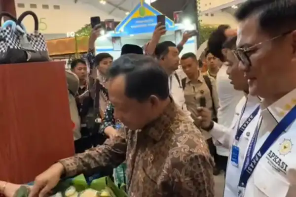 Mendagri Tito Karnavian Kepincut Kuliner Minahasa Utara di Apkasi Otonomi Expo 2025