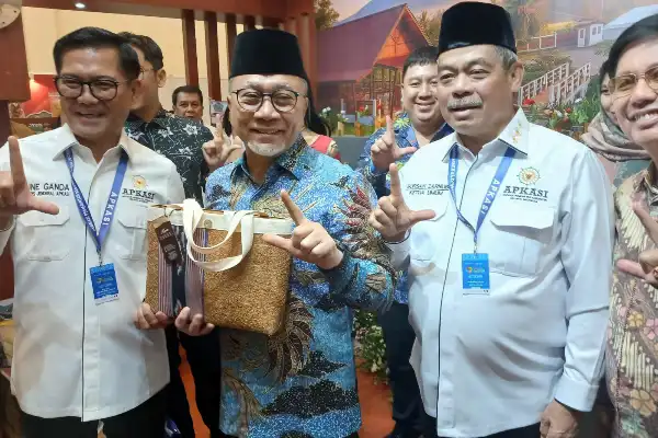 Kuliner Minahasa Utara Bikin Menko Zulkifli Hasan Terkesan di APKASI Otonomi Expo 2025