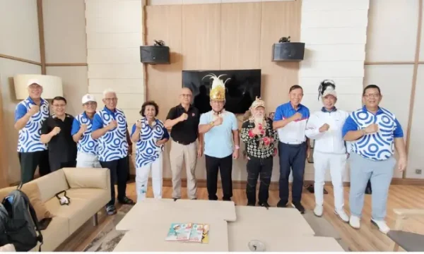 Emblem Adat Disematkan, Yulius Selvanus Putra Kebanggaan Minahasa