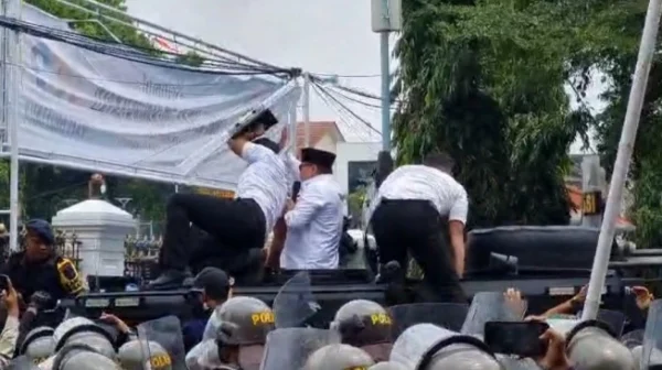Bupati Pati Minta Maaf dari Atas Mobil Polisi, Dilempari Botol oleh Massa!
