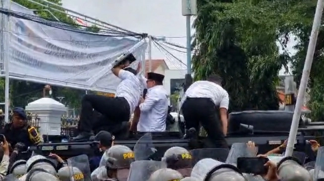 Bupati Pati Minta Maaf dari Atas Mobil Polisi, Dilempari Botol oleh Massa!