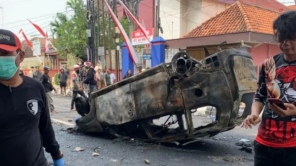 Penampakan Mobil Polisi yang Dibakar Massa Demo Bupati Pati, Gosong Tinggal Kerangka 1 Penampakan Mobil Polisi yang Dibakar Massa Demo Bupati Pati, Gosong Tinggal Kerangka