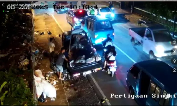 Terekam CCTV! Pembuang Sampah Sembarangan Terancam Denda Rp50 Juta 