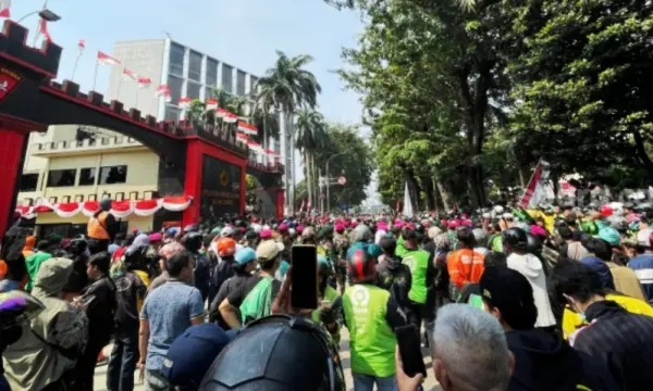 Buntut Affan Kurniawan Tewas Dilindas Rantis, Ribuan Ojol Kepung Mako Brimob Kwitang, TNI Siaga