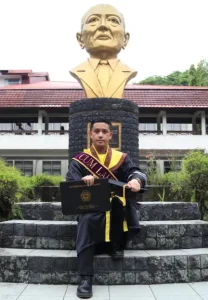 Jonathan Sarundajang Raih Cum Laude Magister Hukum Unsrat dengan IPK 4.0