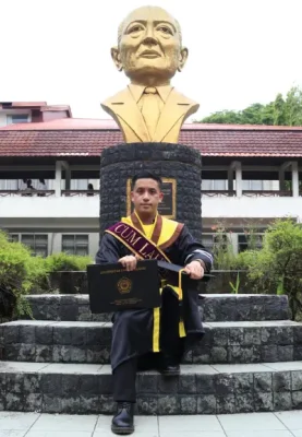 Jonathan Sarundajang Raih Cum Laude Magister Hukum Unsrat dengan IPK 4.0
