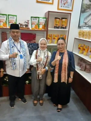 Vanda Sarundajang Curi Perhatian di Apkasi Expo 2025, Promosikan Ikan Nike dan Kacang Garing Kawangkoan 8 Vanda Sarundajang Curi Perhatian di Apkasi Expo 2025, Promosikan Ikan Nike dan Kacang Garing Kawangkoan