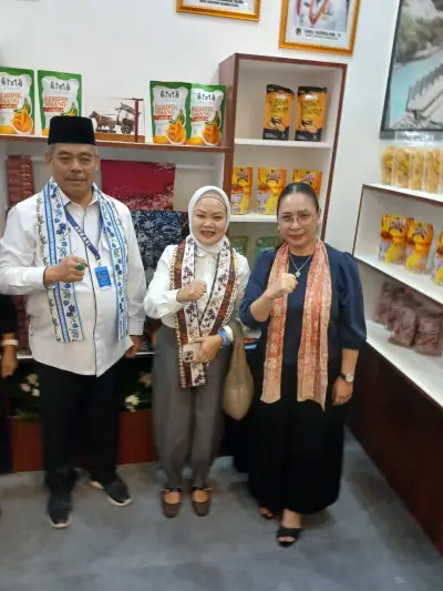 Vanda Sarundajang Curi Perhatian di Apkasi Expo 2025, Promosikan Ikan Nike dan Kacang Garing Kawangkoan