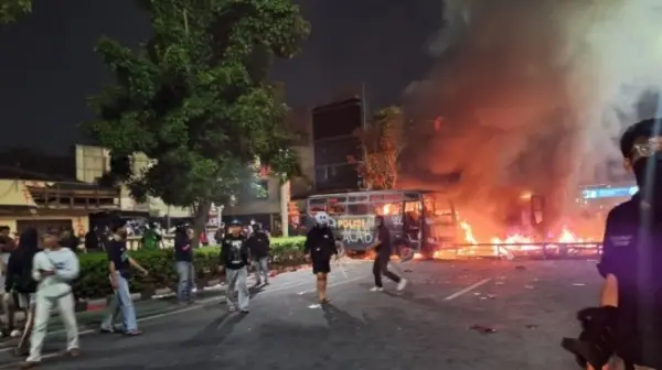 Jakarta Membara: Amuk Massa Bakar Bus Polisi dan Fasilitas Publik