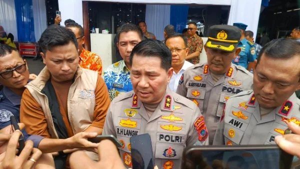 Irjen Pol Roycke Langie: Tugas Menjaga Kamtibmas Bukan Hanya Tanggung Jawab Polisi 8 Irjen Pol Roycke Langie: Tugas Menjaga Kamtibmas Bukan Hanya Tanggung Jawab Polisi