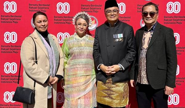 Perayaan HUT ke-80 Kemerdekaan RI di Sydney Penuh Khidmat 10 Keynes Lengkong (Kanan) bersama Ibu Cathy Sargent - Luntungan