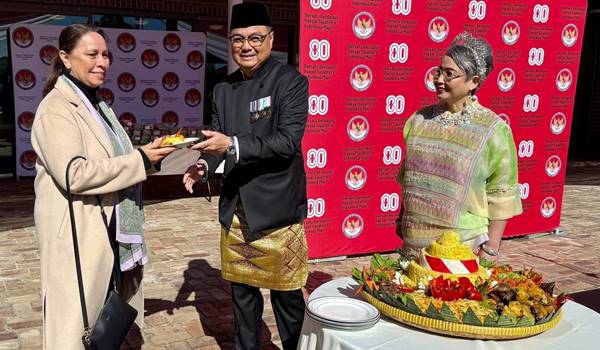 Perayaan HUT ke-80 Kemerdekaan RI di Sydney Penuh Khidmat 11 Ibu Cathy Sargent Luntungan menerima tumpeng kehormatan mewakili ayahnya Tim Luntungan