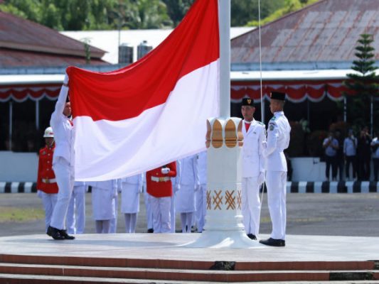 Semangat Kemerdekaan Membara, Bupati Thungari Pimpin Upacara HUT ke-80 RI di Gelora Santiago