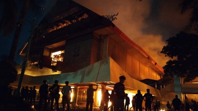 Duh! 3 Tewas Terjebak Saat Massa Bakar Kantor DPRD Makassar: Identitas Korban Terungkap