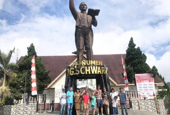 Keluarga Sigar dari Belanda Ziarah ke Makam Major Benjamin Thomas Sigar
