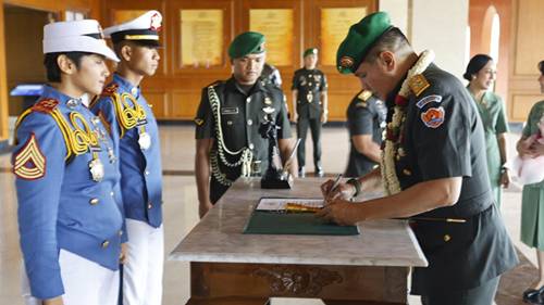 Tiba di AKMIL, Mayjen Rano Tilaar Disambut Para Taruna