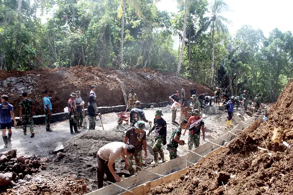 Panas dan Hujan Tak Surutkan Semangat TNI Bangun Akses Jalan untuk Warga
