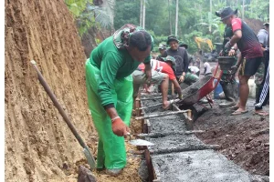 Gotong Royong Tak Kenal Hujan: Satgas TMMD Kodim Manado Kebut Pembuatan Pengancing Jalan