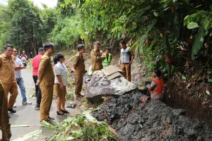 Wali Kota Andrei Angouw Turun Lapangan Melihat Kondisi Saluran Air Tersumbat