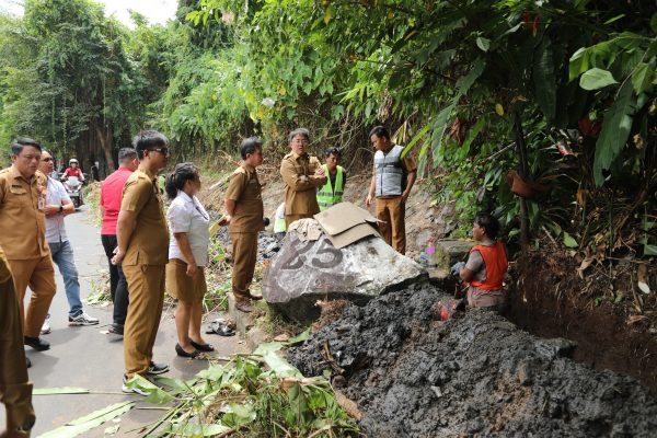 Wali Kota Andrei Angouw Turun Lapangan Melihat Kondisi Saluran Air Tersumbat