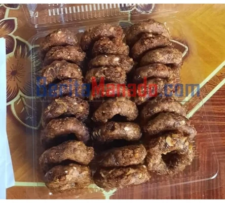 Kukis Gelang Double SS Asli Talawaan Ini Cocok Jadi Teman Kopi dan Oleh-oleh 10 Kukis Gelang Double SS Asli Talawaan Ini Cocok Jadi Teman Kopi dan Oleh-oleh