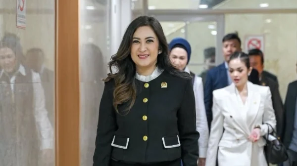 Rumah Ahmad Sahroni, Eko Patrio dan Uya Kuya Dijarah Massa, Giliran Nafa Urbach Minta Maaf dengan Suara Bergetar 8 Rumah Ahmad Sahroni, Eko Patrio dan Uya Kuya Dijarah Massa, Giliran Nafa Urbach Minta Maaf dengan Suara Bergetar