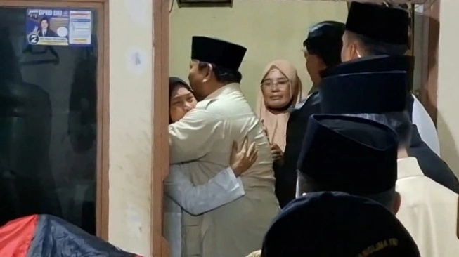 Prabowo Subianto ke Rumah Duka, Peluk Ibu Almarhum Affan Kurniawan